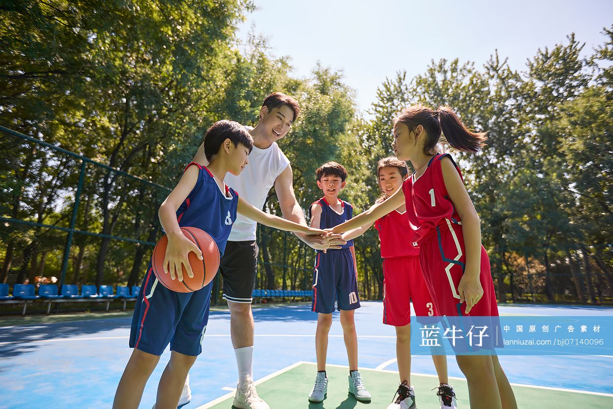 篮球教练和孩子们上篮球课