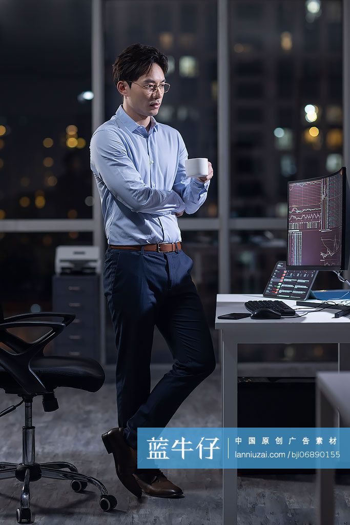 金融分析师在公司加班