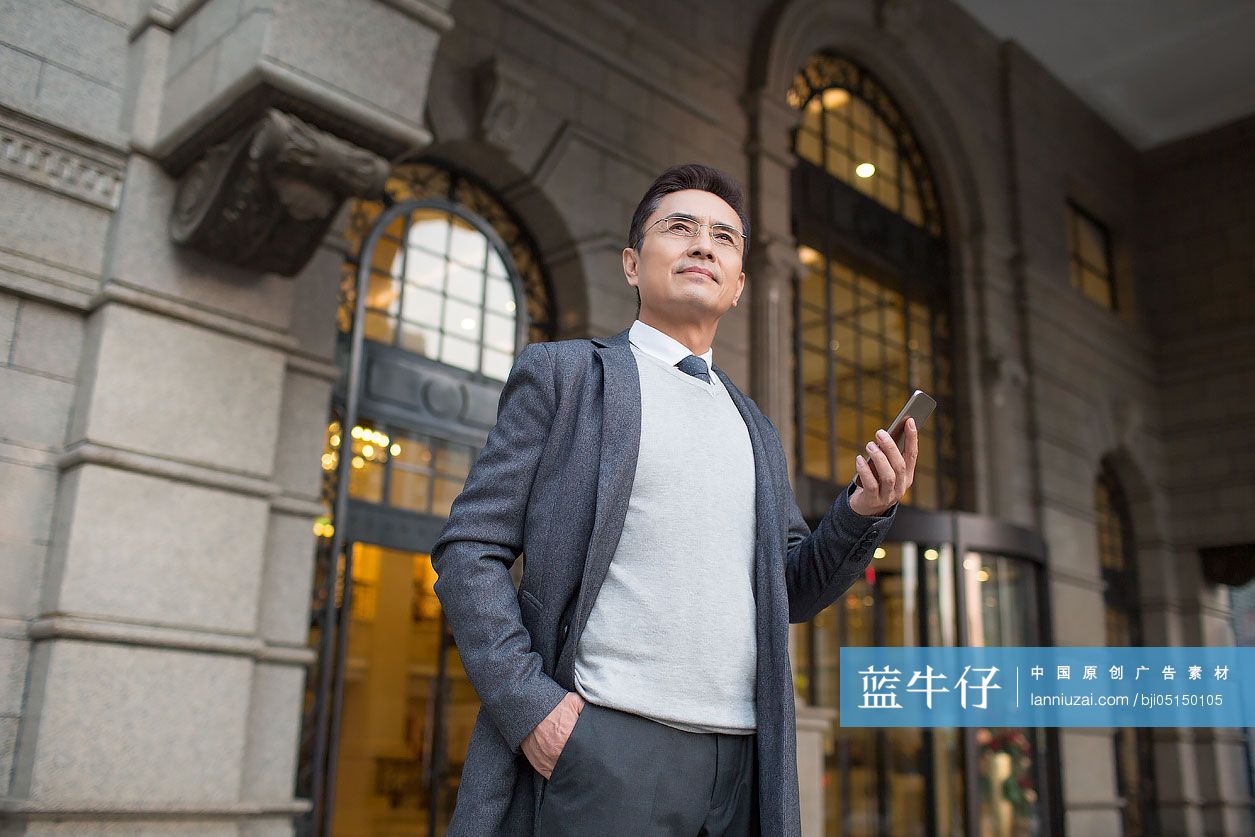 成功商务男士拿着手机
