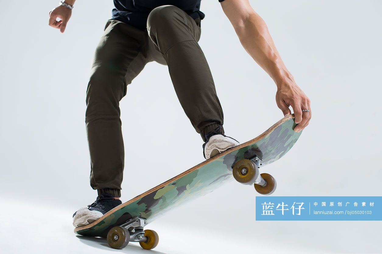 年轻男子在滑滑板