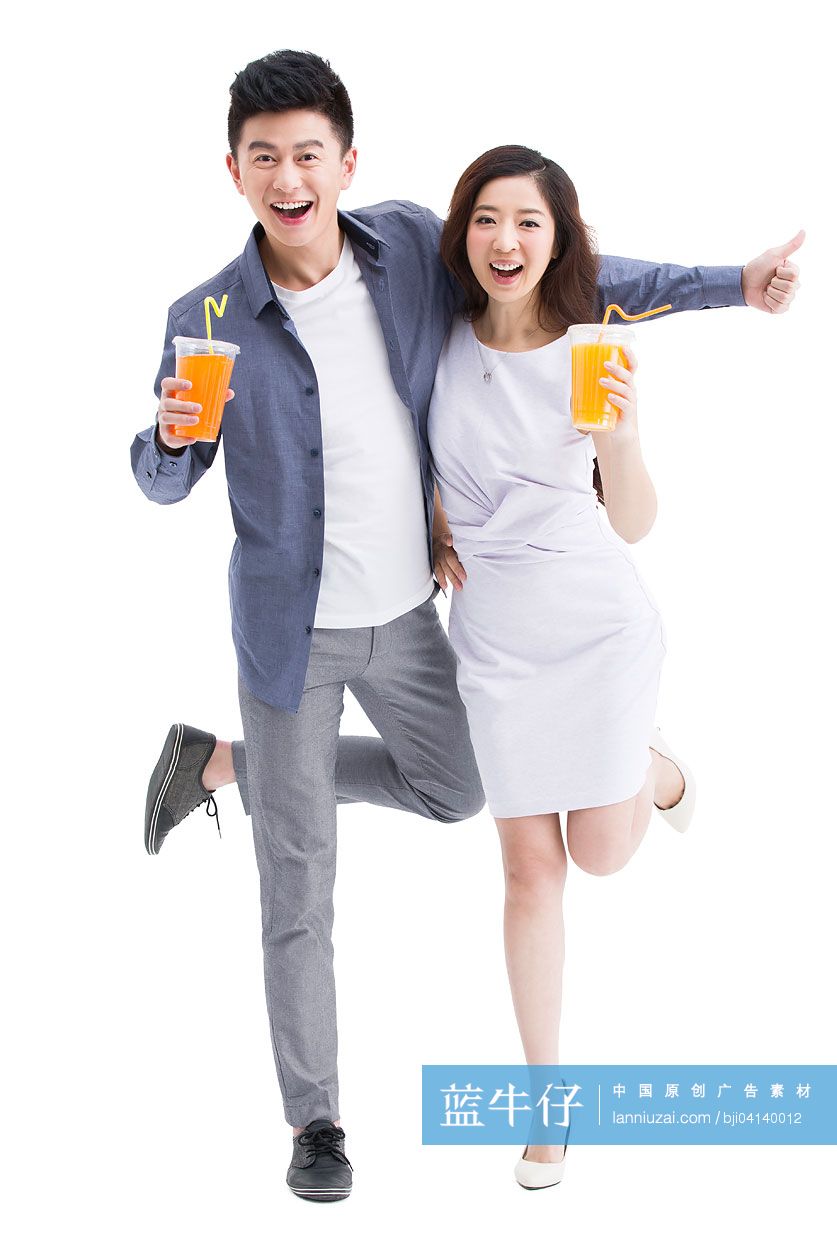 年轻情侣拿着果汁