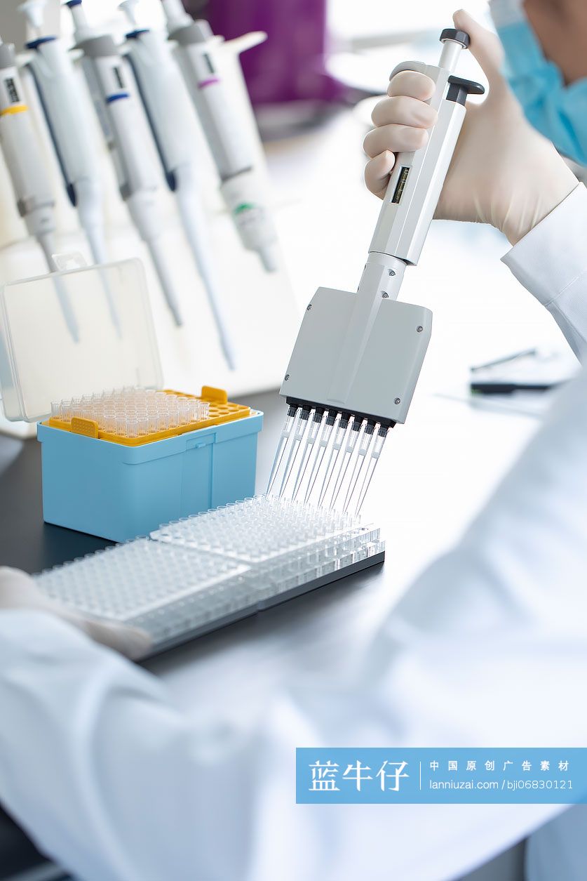医学研究员在实验室工作