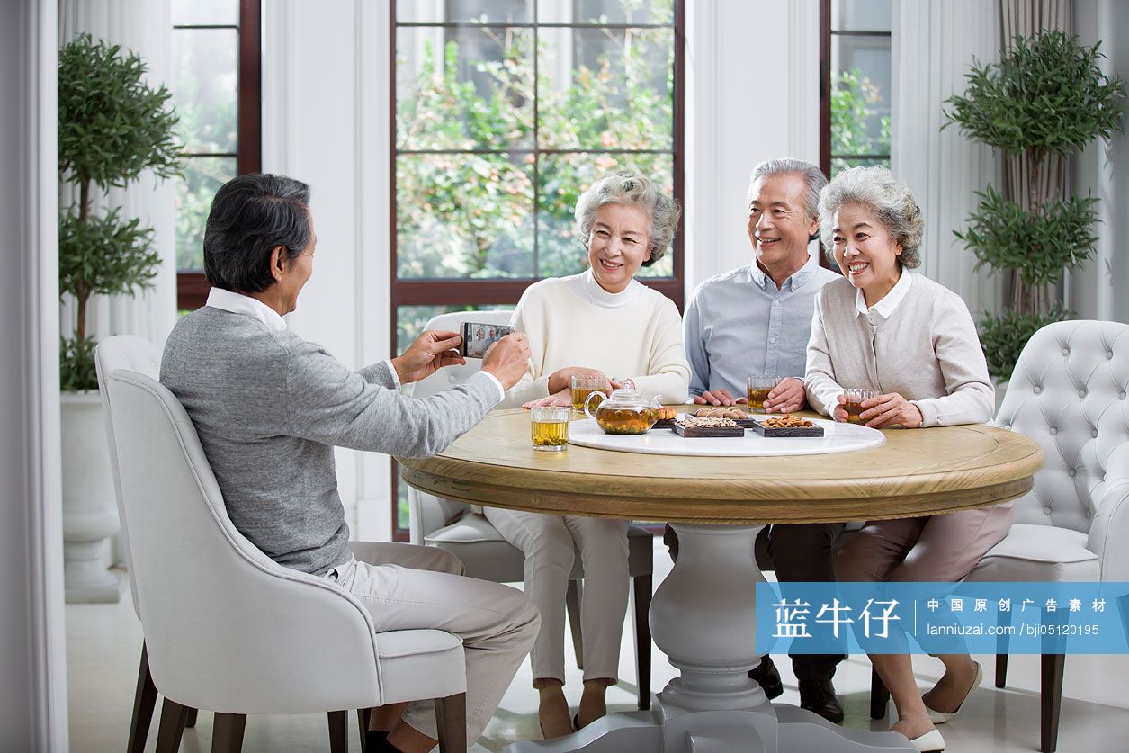 快乐的老年人用手机拍照