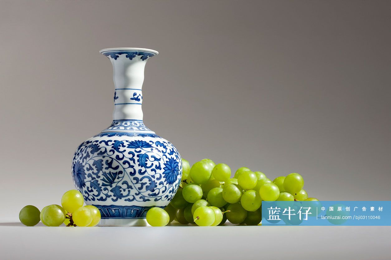 绿葡萄和中国青花瓷