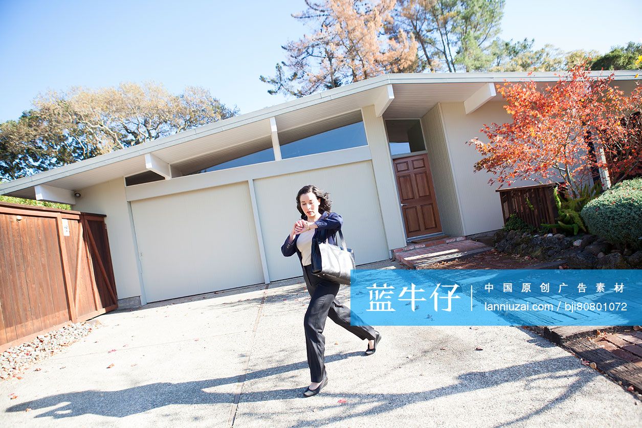 上班族匆忙赶路