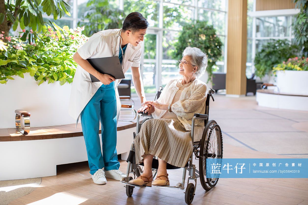 医生和老年女士谈话