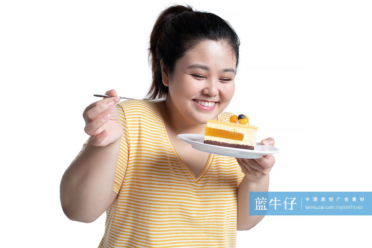 年轻女士吃蛋糕