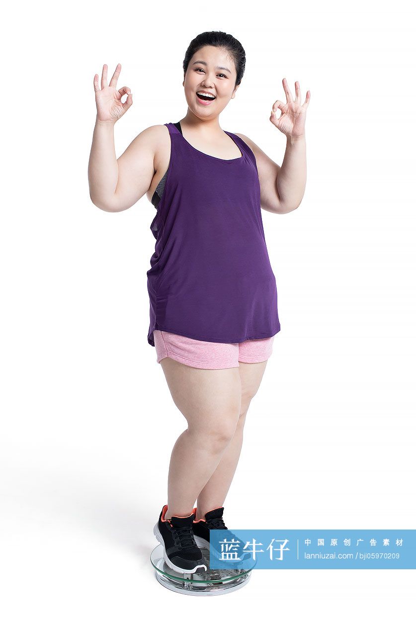 超重的年轻女士称体重