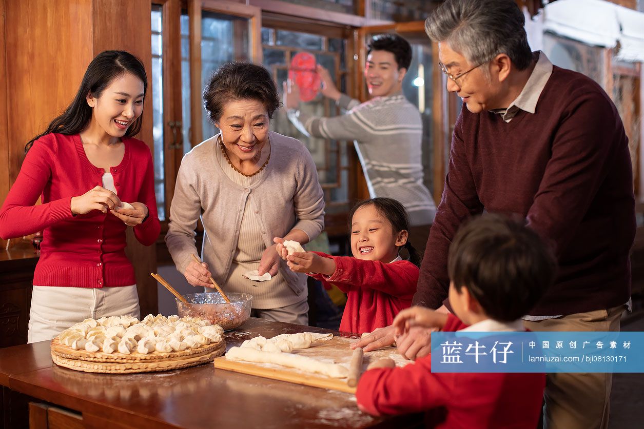快乐家庭包饺子