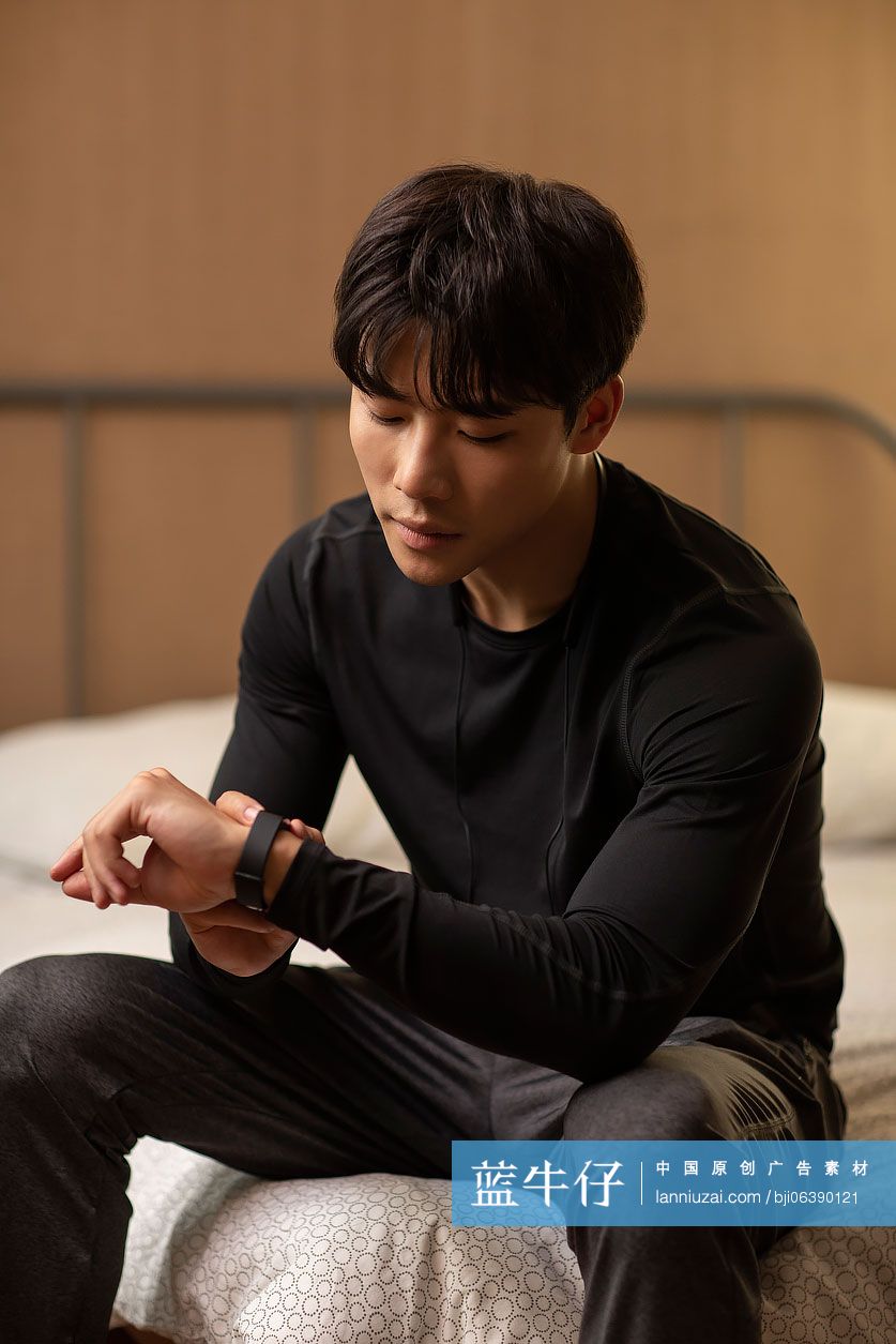 年轻男士早起锻炼