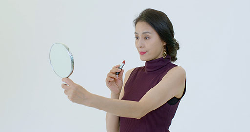Beautiful mature Chinese woman applying lipstick,4K
