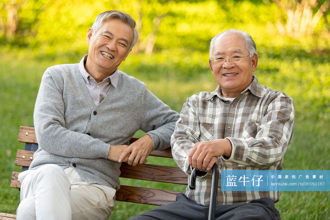 老年人在公园放松身心-蓝牛仔影像-中国原创广告影像素材