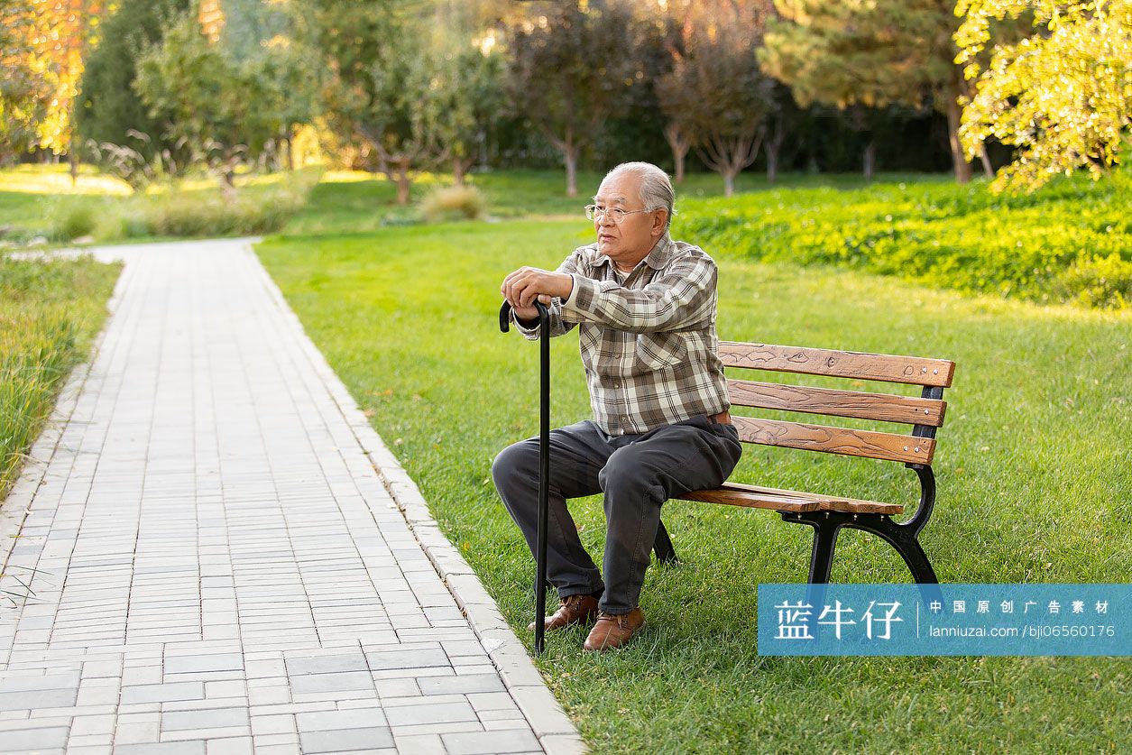 孤独的老人坐在公园长椅上