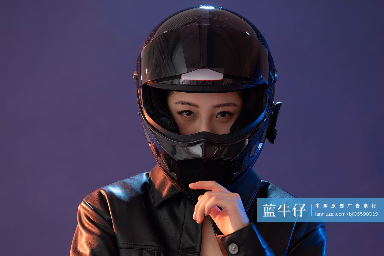 年轻女孩戴着头盔