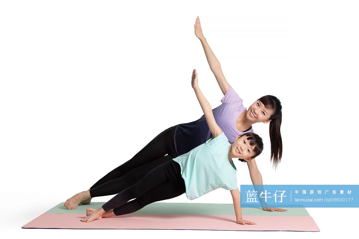 快乐的母女俩一起健身
