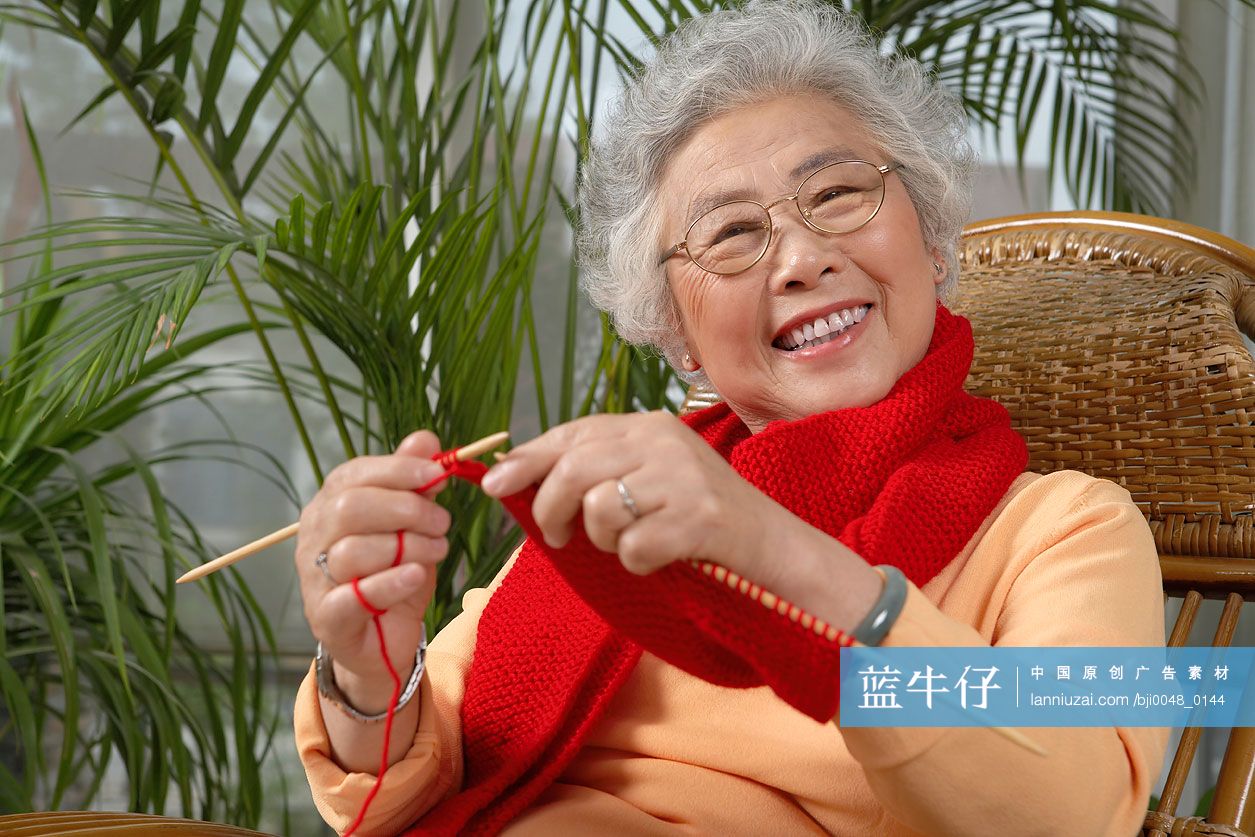 老奶奶织围巾