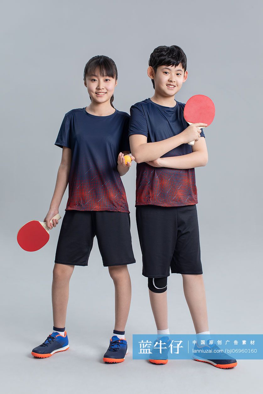 快乐的儿童打乒乓球
