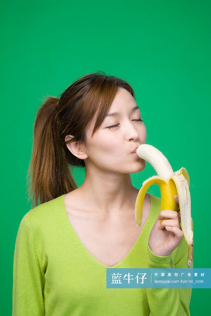 年轻女子吃香蕉