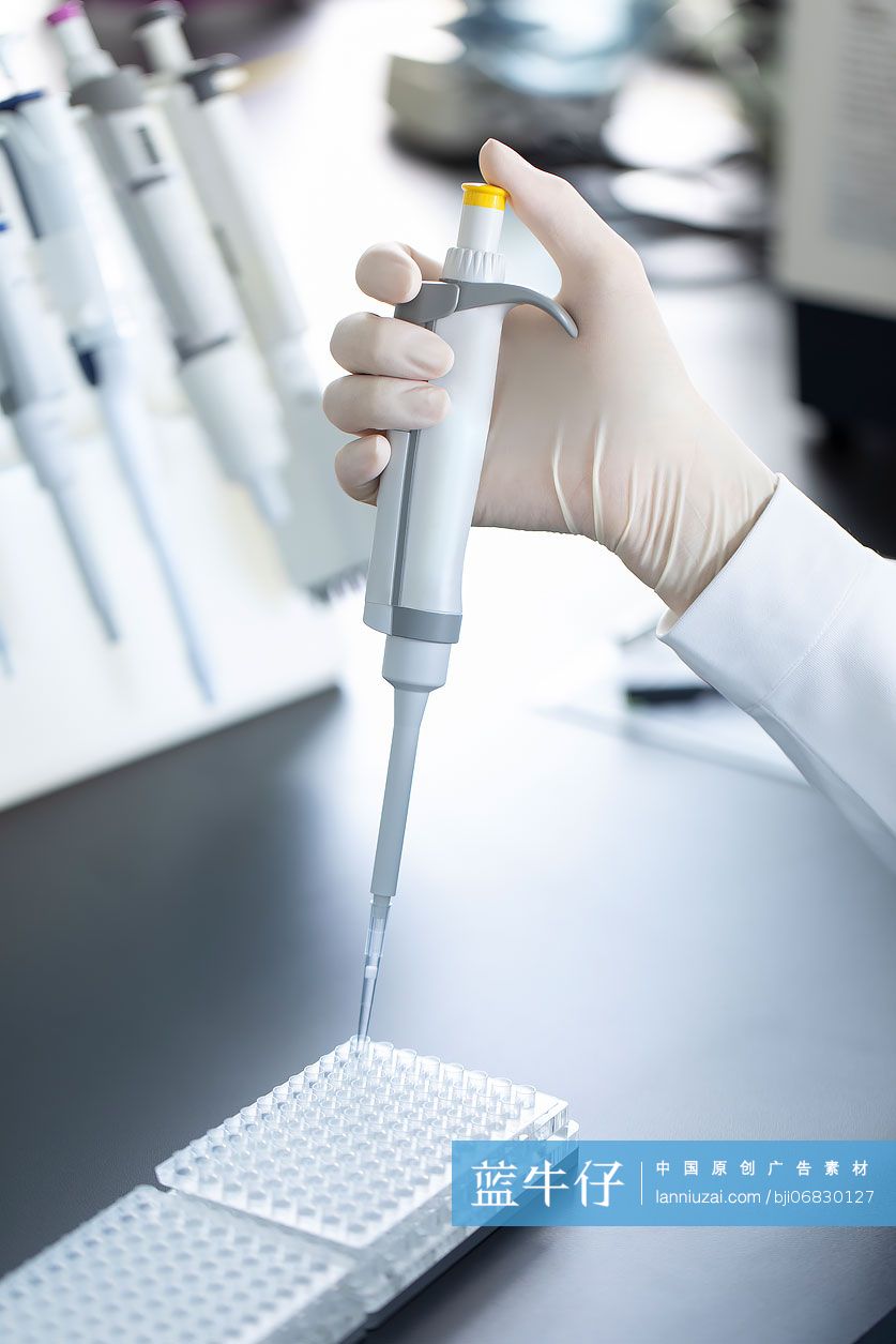 医学研究员在实验室工作