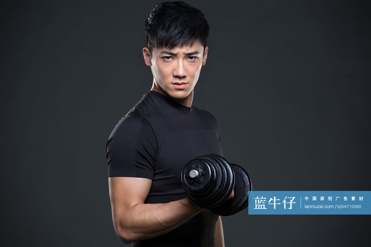年轻男子做举重训练-蓝牛仔影像-中国原创广告影像素材
