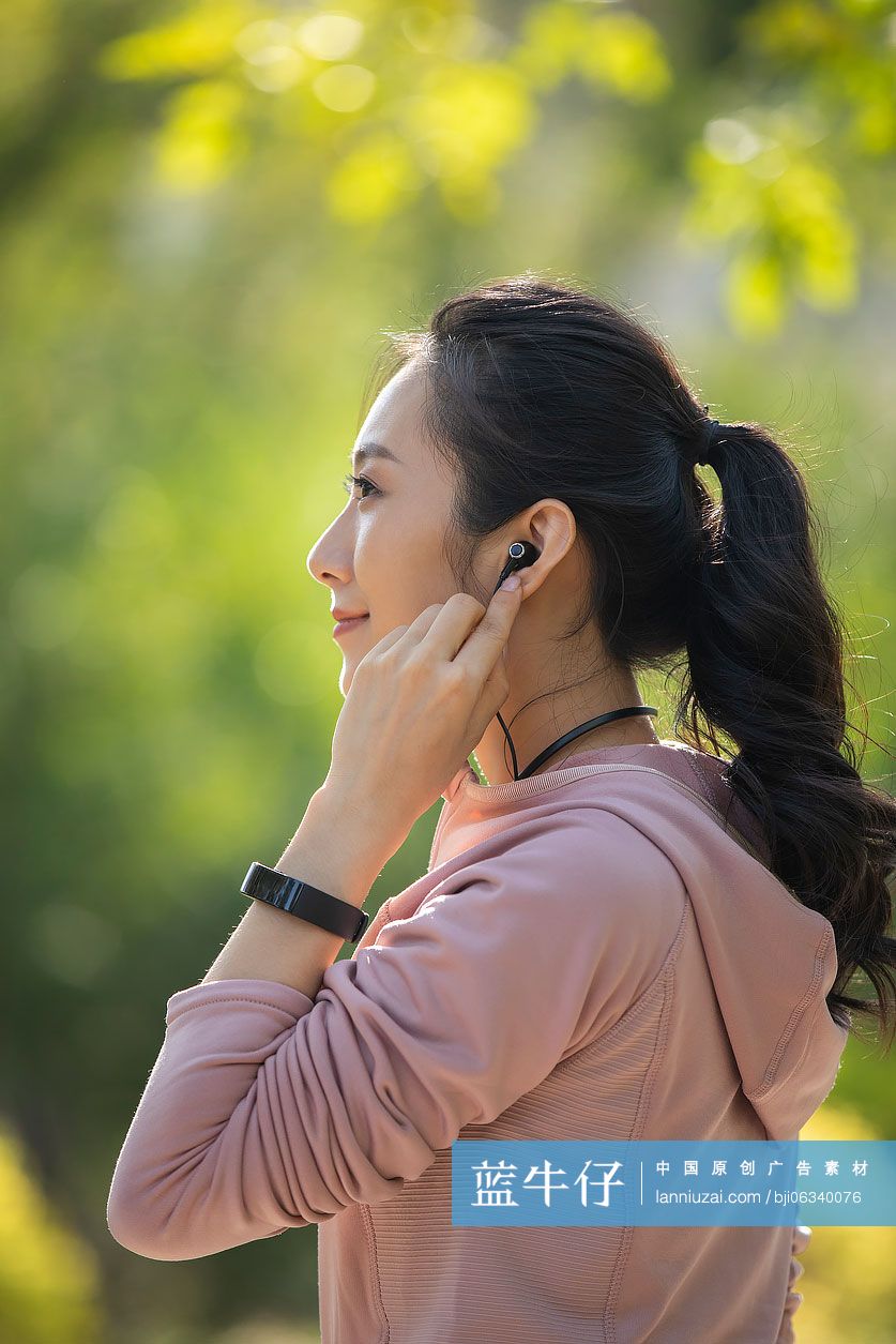年轻女士戴着耳机听音乐
