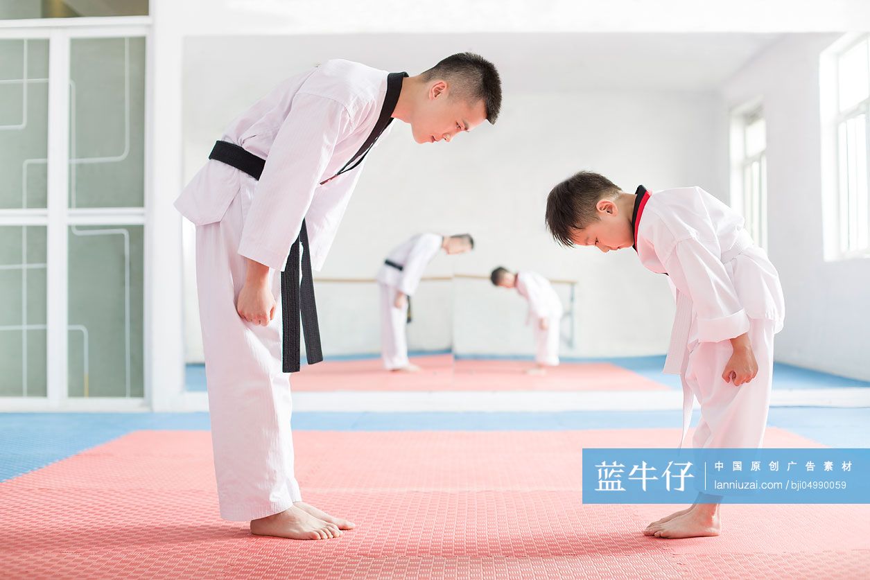 年轻教练教小男孩跆拳道