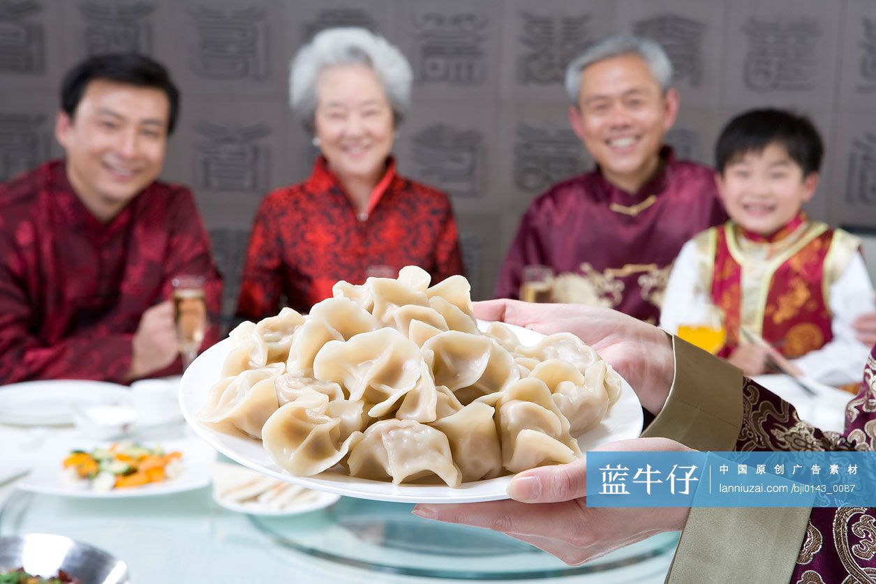 一家人吃饺子