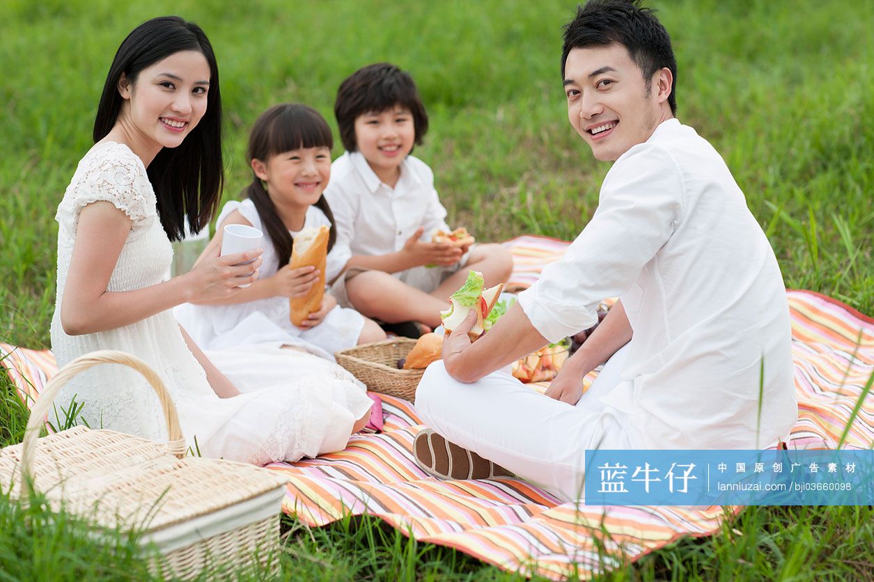 快乐家庭户外野餐