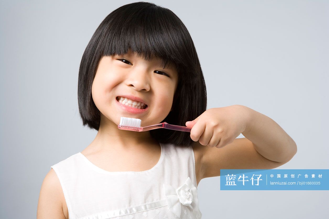 小女孩刷牙