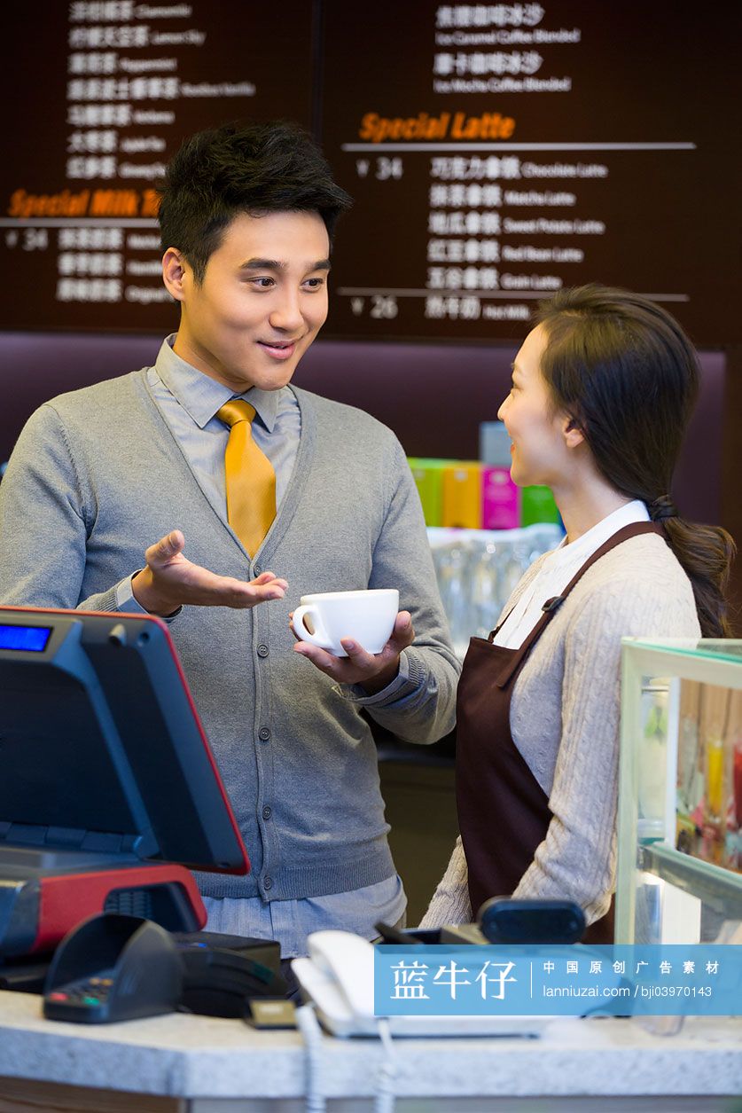 咖啡店店主和店员交谈