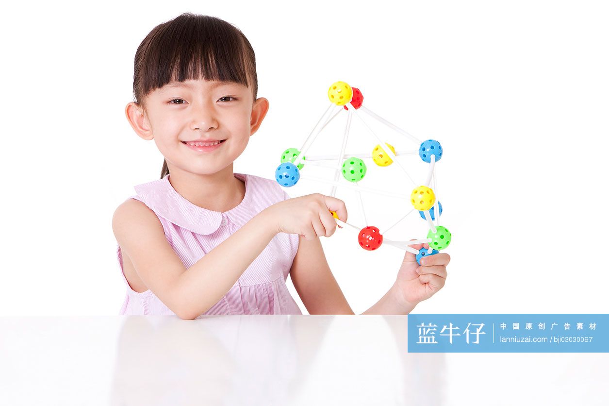 小女孩玩万象球