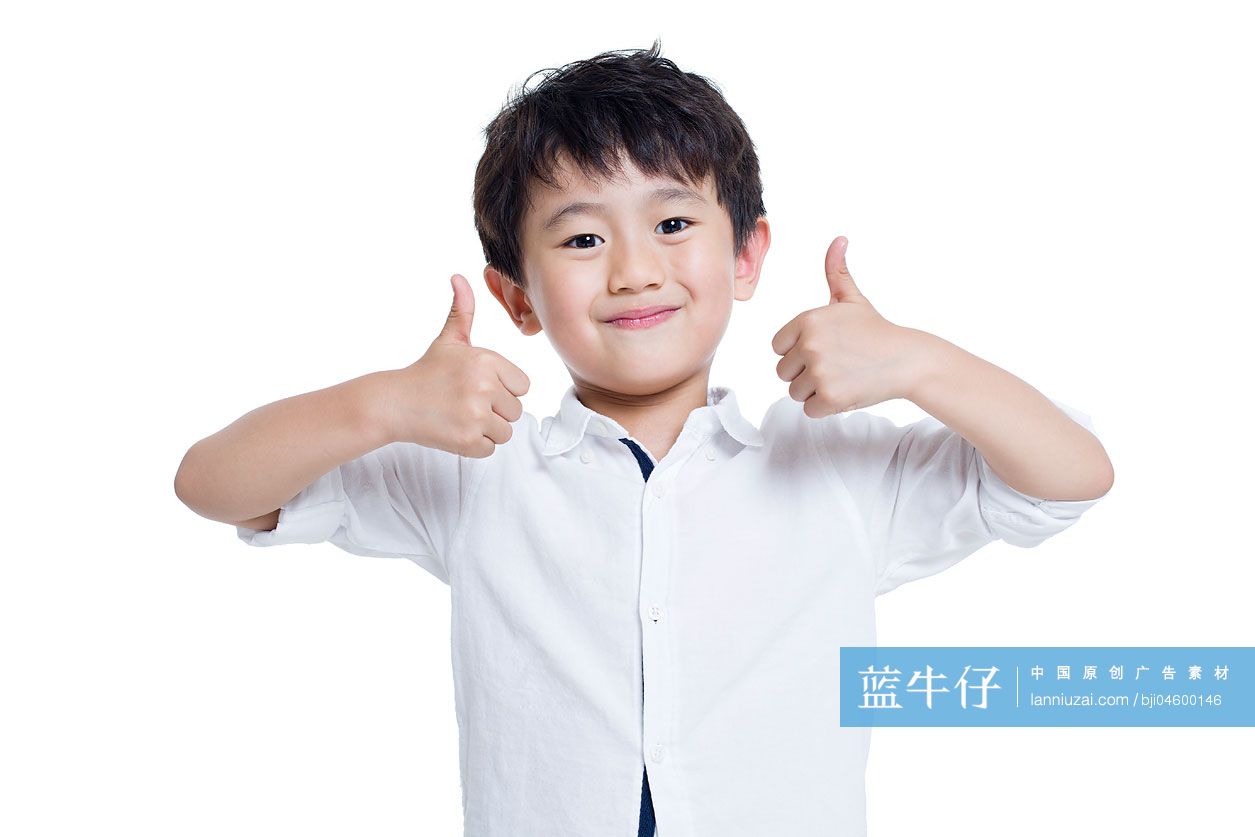 快乐的男孩竖起大拇指