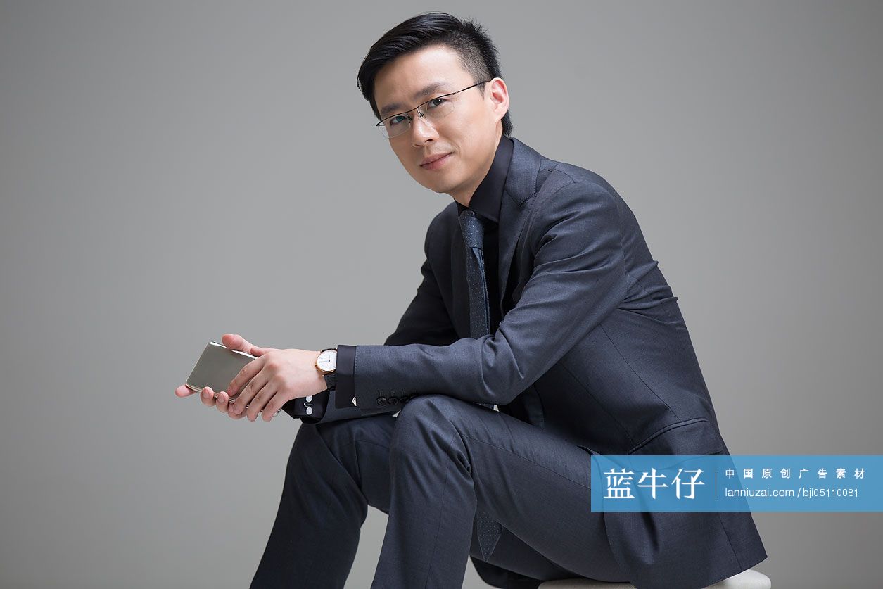 成熟商务男士拿着手机