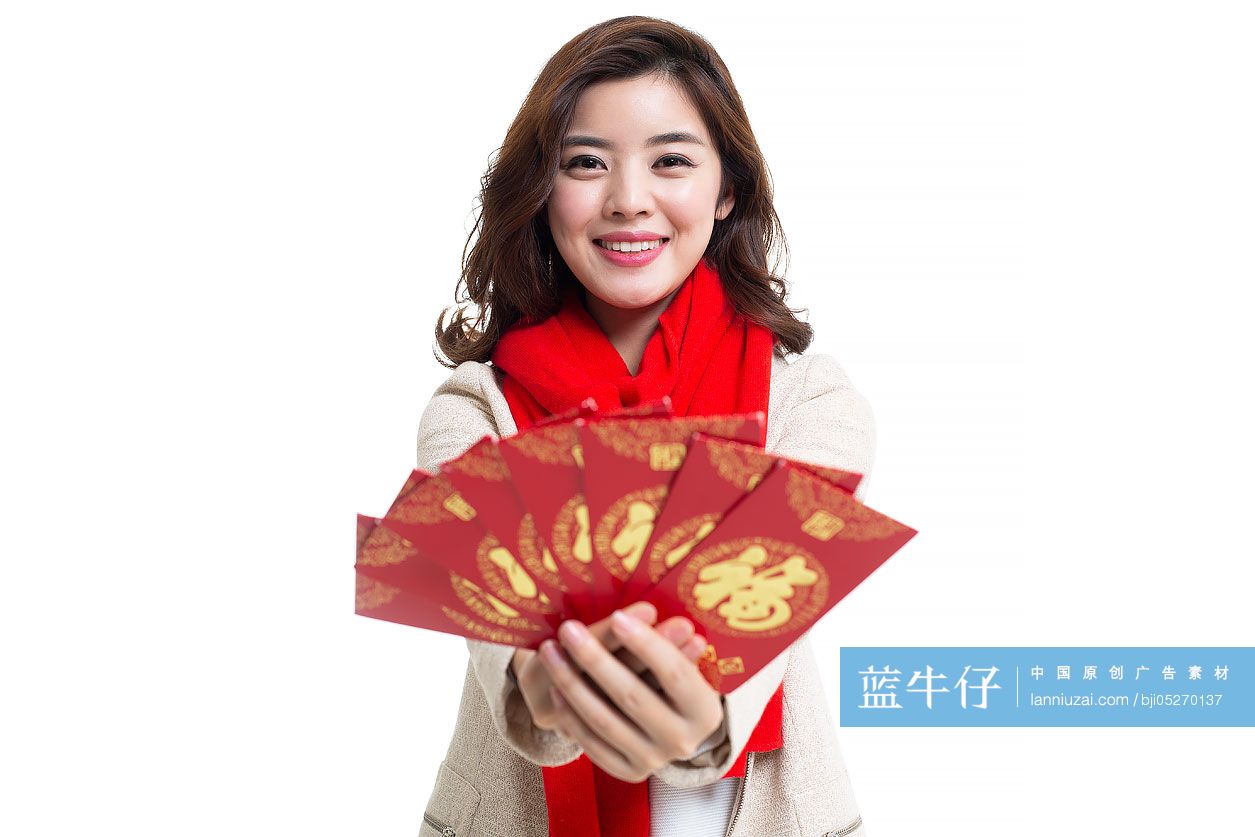 快乐的年轻女士手拿红包