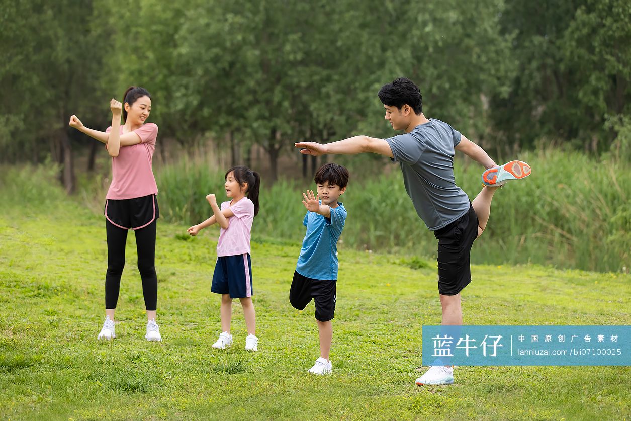 一家人在公园晨练
