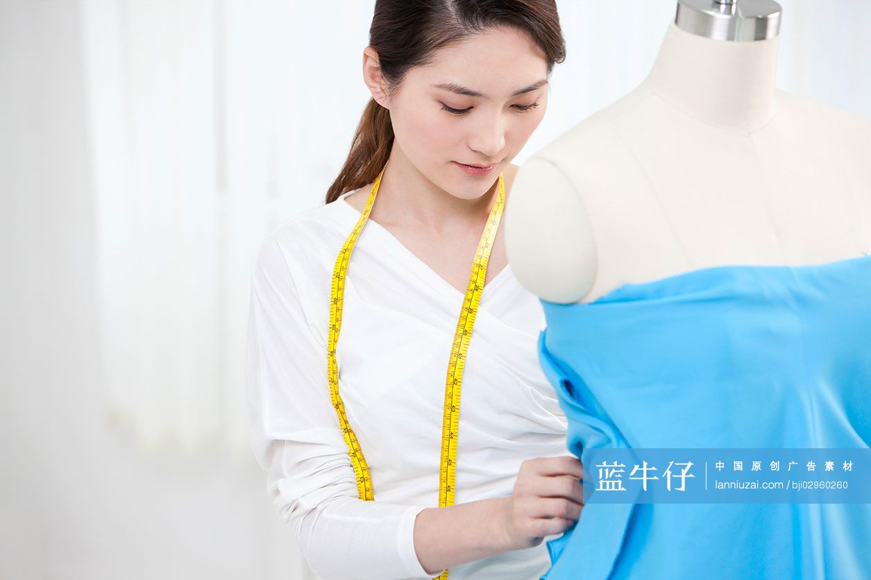 工作中的时装设计师