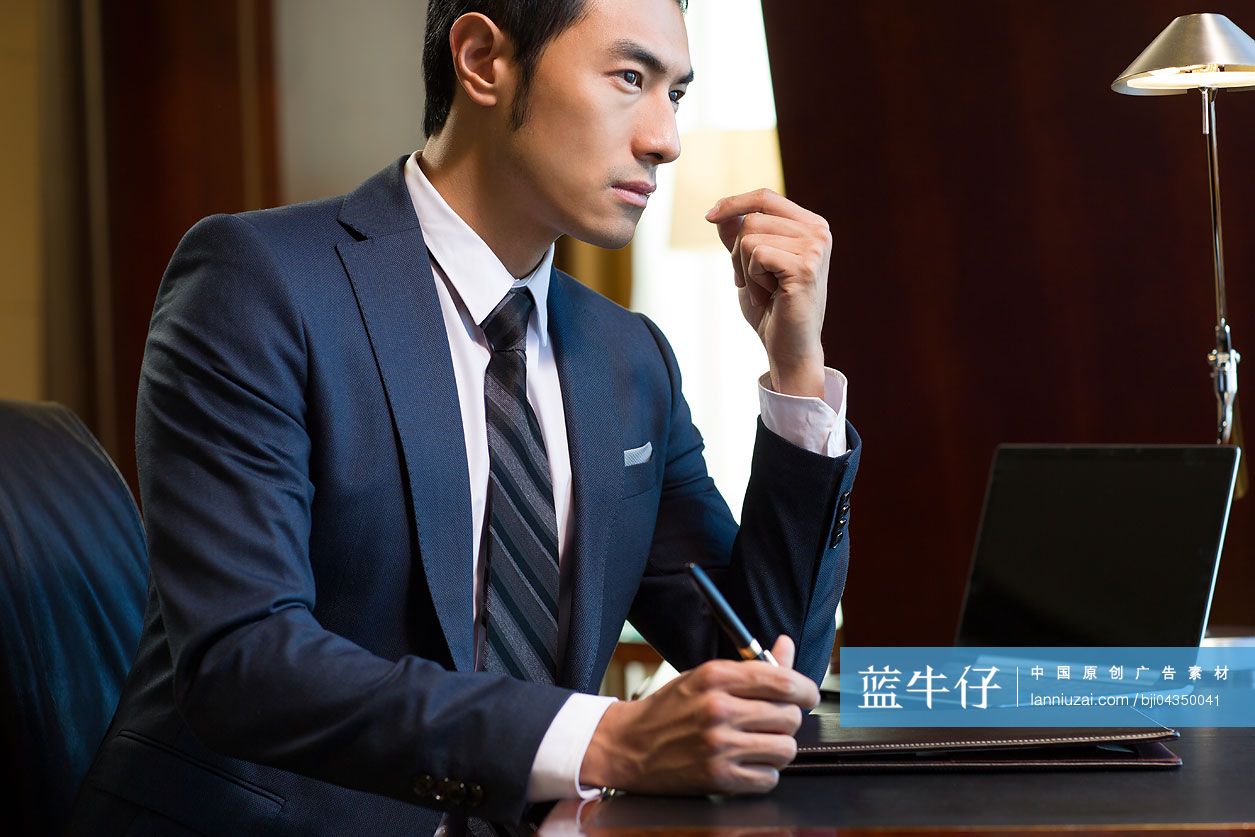 成功商务男士在书房沉思-蓝牛仔影像-中国原创广告影像素材