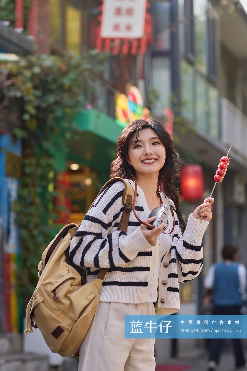 快乐的年轻女性在北京旅游
