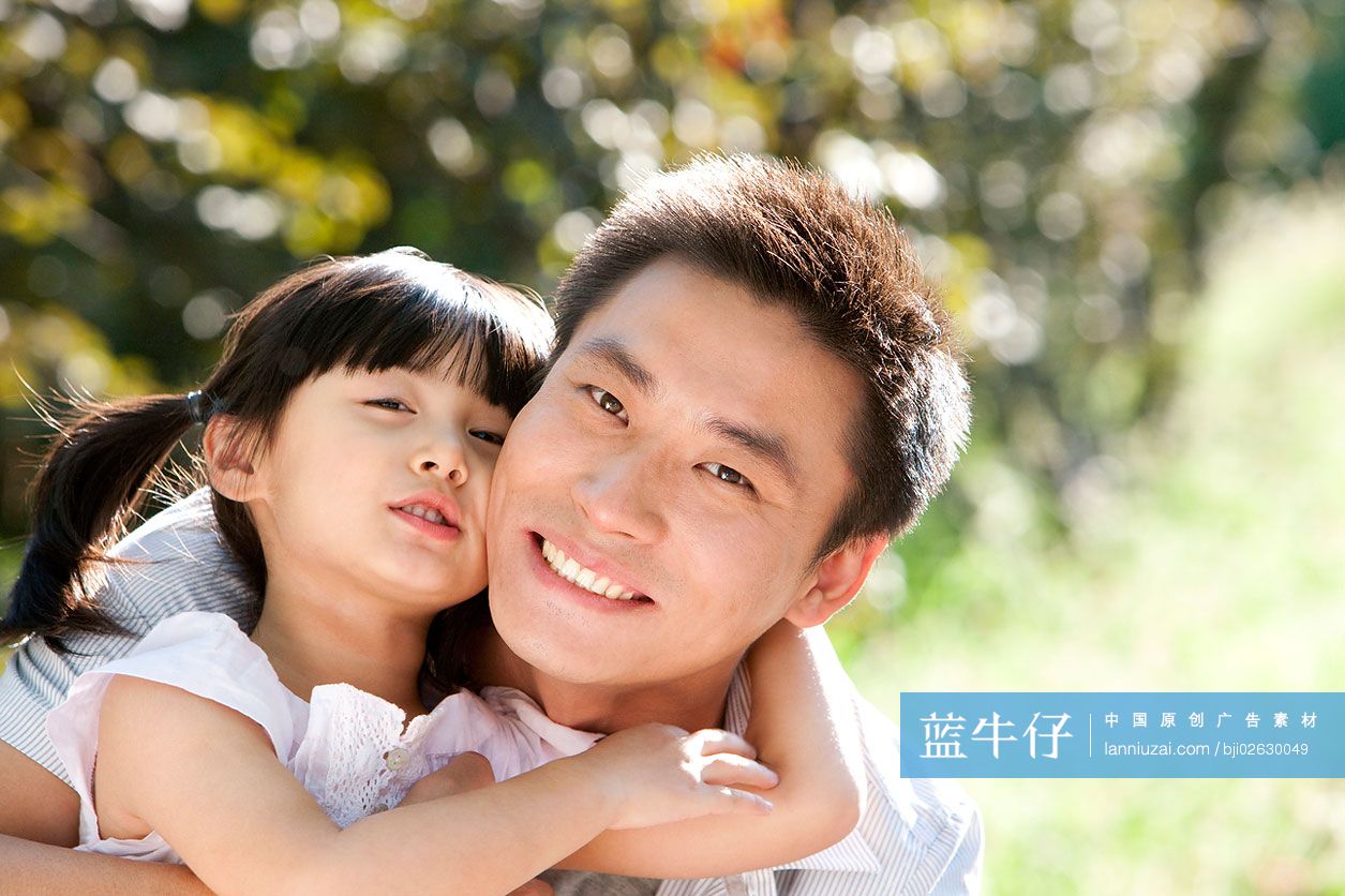父女享受快乐时光-蓝牛仔影像-中国原创广告影像素材