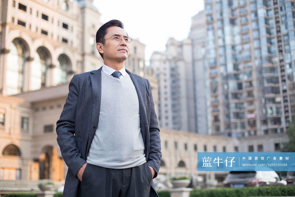 成功商务男士看向远方