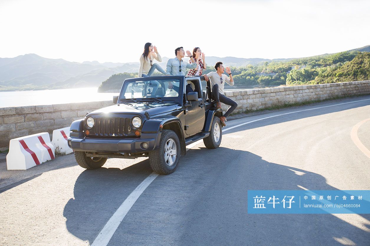 年轻人开吉普车出游