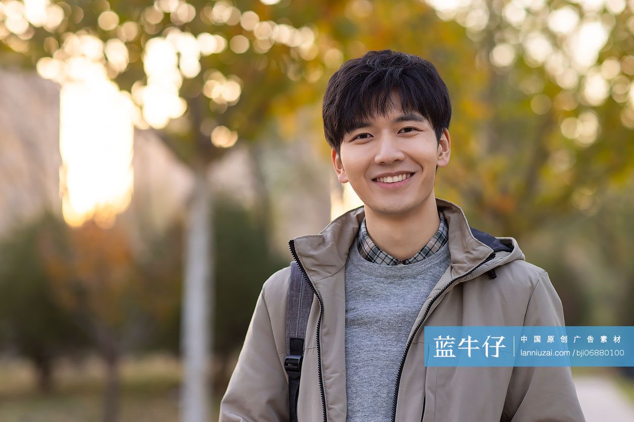 快乐的大学生肖像