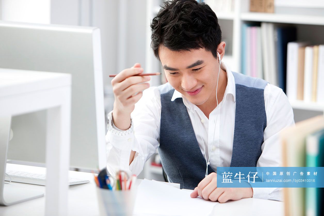 快乐的办公室男职员听音乐