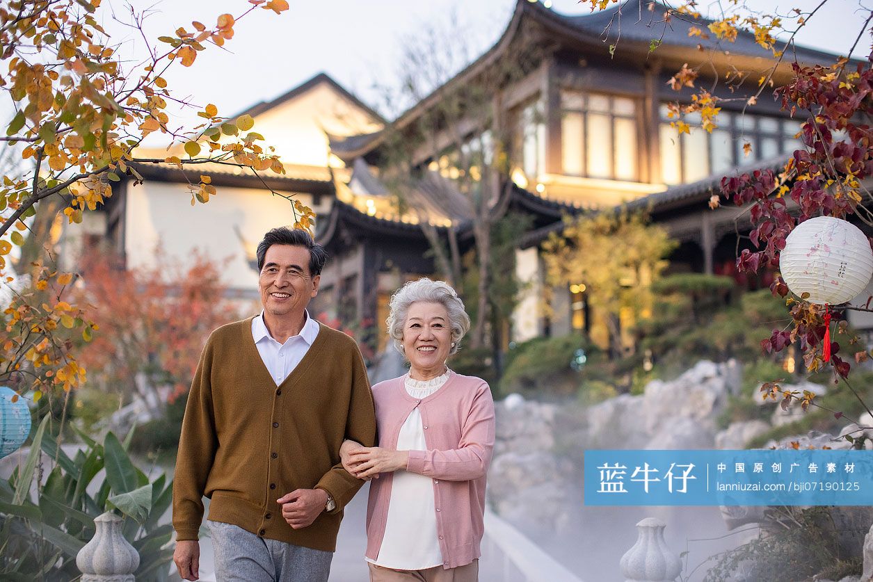 老年夫妻逛公园