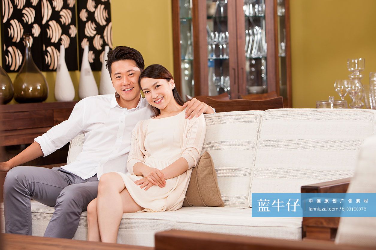 年轻夫妇坐在沙发上肖像-蓝牛仔影像-中国原创广告影像素材