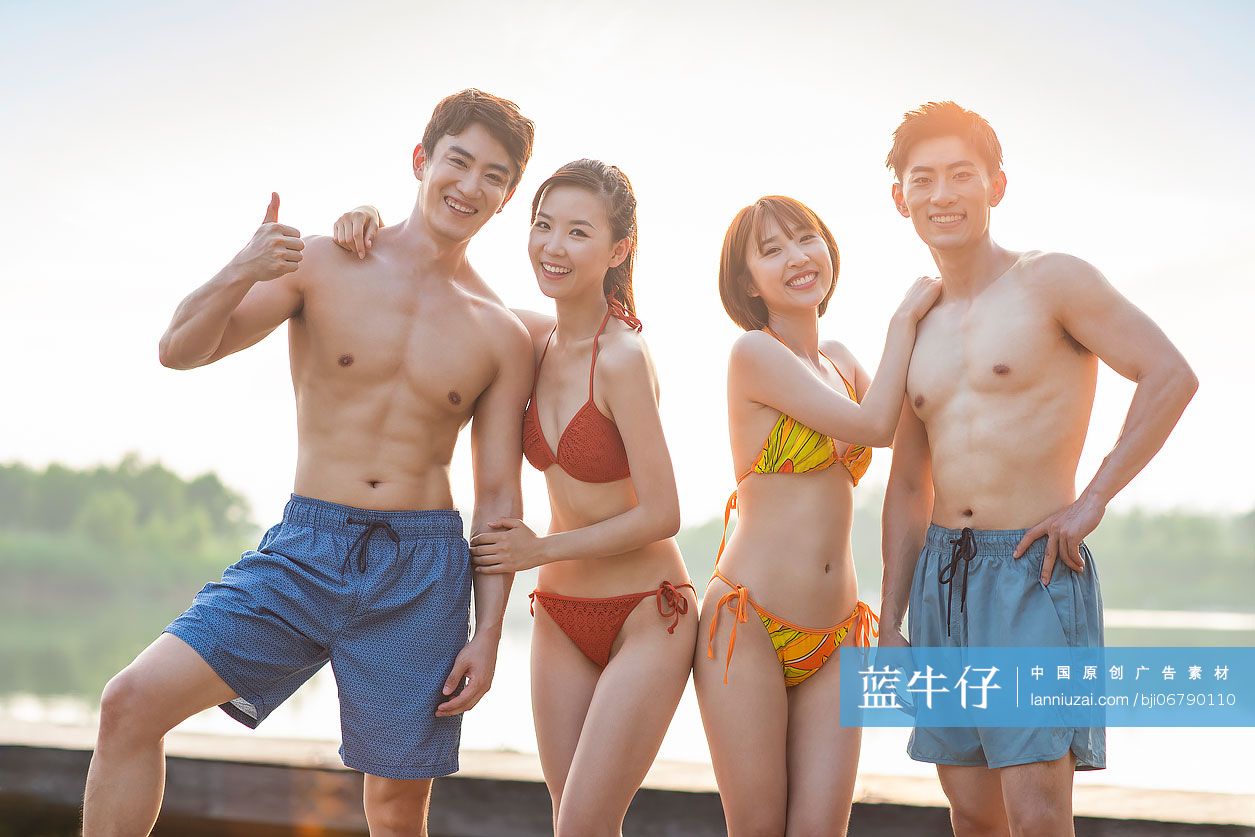 快乐的年轻人在湖边玩