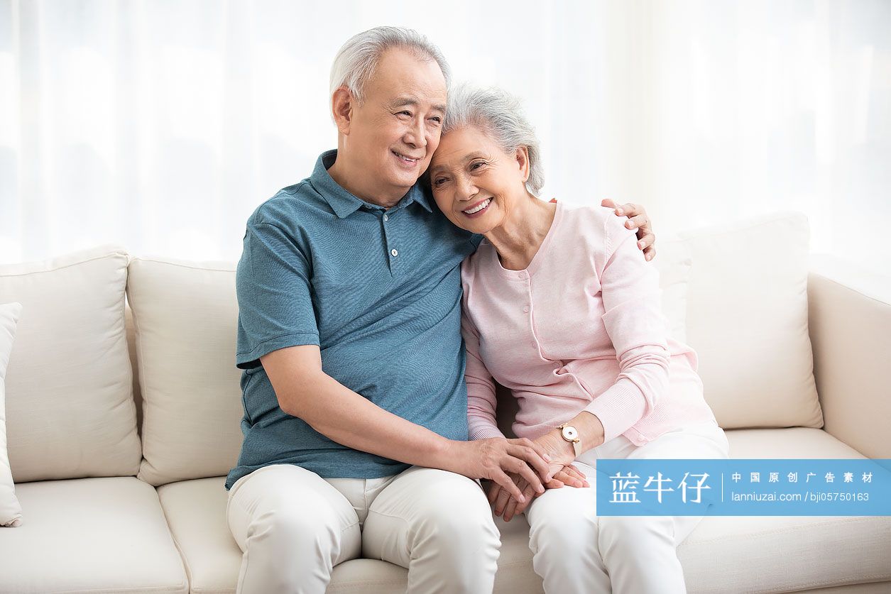 快乐的老年夫妇坐在沙发上-蓝牛仔影像-中国原创广告影像素材