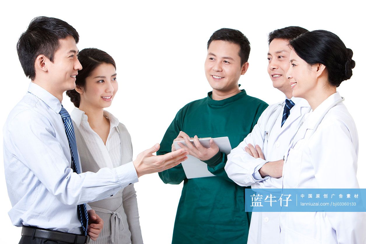 年轻夫妇和医生