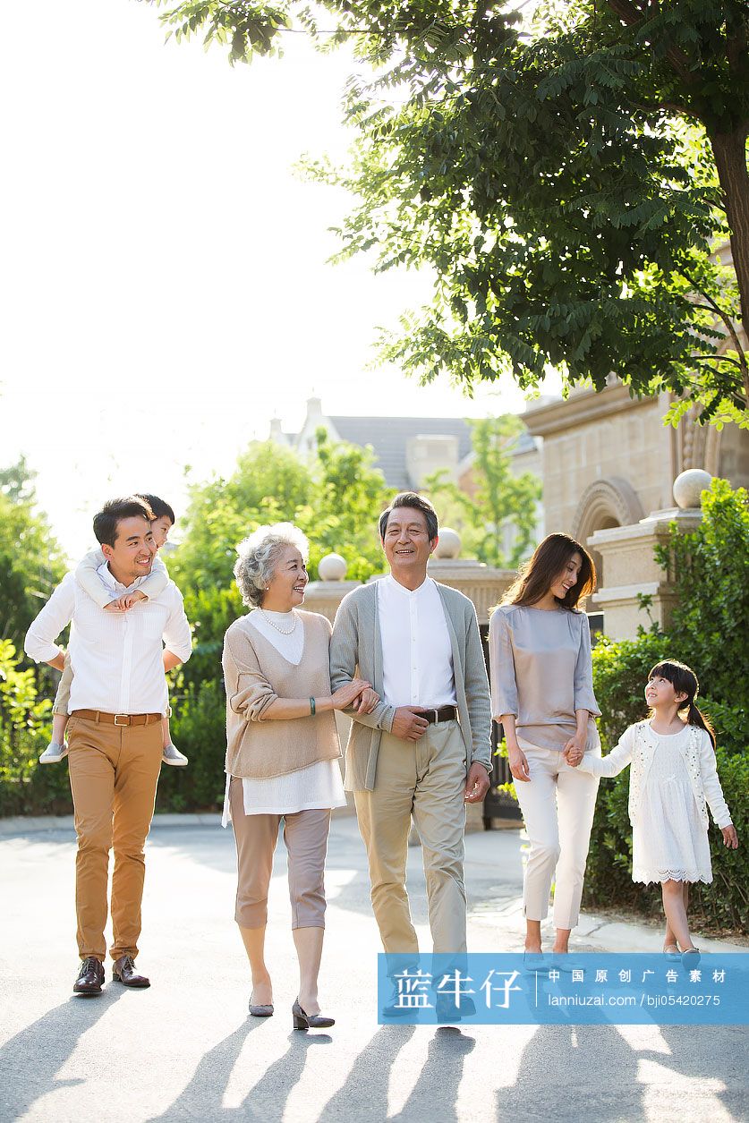 快乐的一家人在户外散步