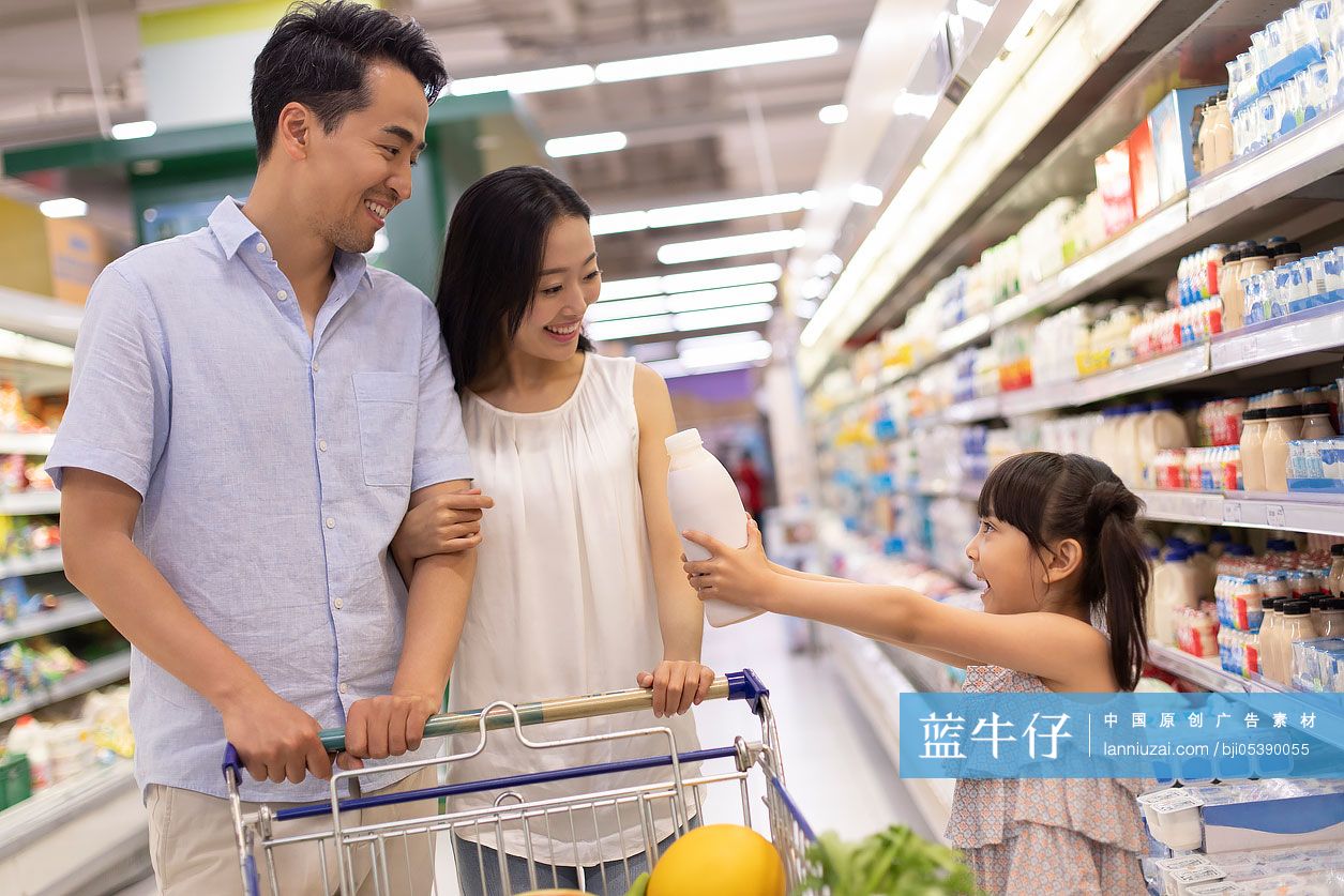 快乐的年轻家庭在超市购物